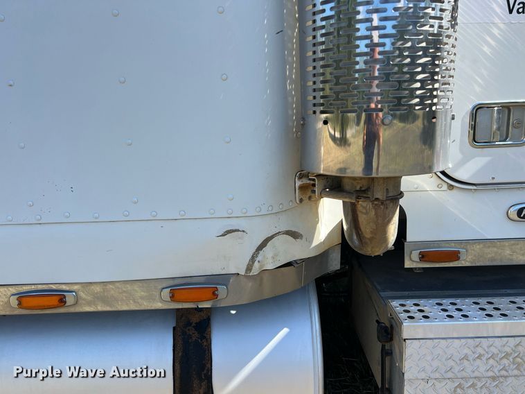 image for item DO2501 2000 Freightliner    semi truck