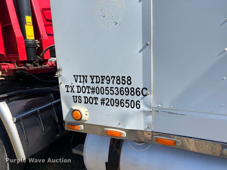 image for item DO2501 2000 Freightliner    semi truck