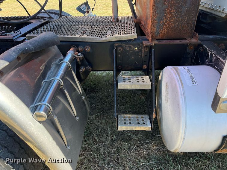 image for item DO2501 2000 Freightliner    semi truck