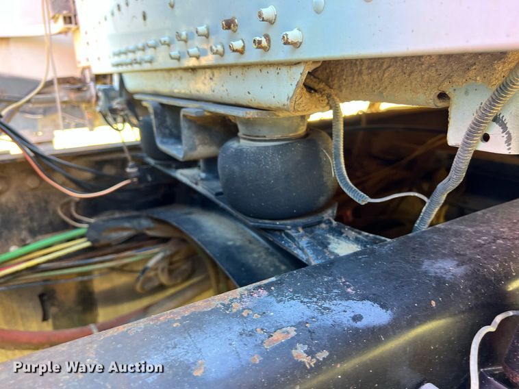 image for item DO2501 2000 Freightliner    semi truck