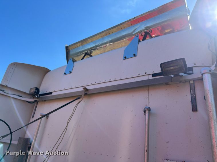 image for item DO2501 2000 Freightliner    semi truck