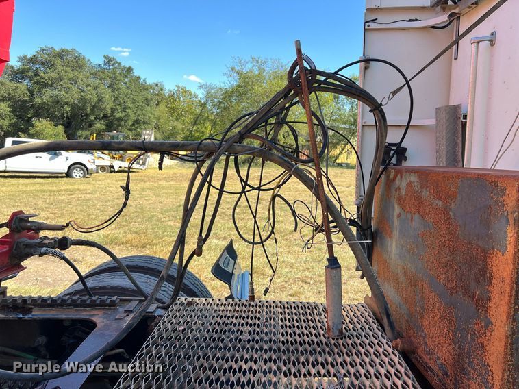 image for item DO2501 2000 Freightliner    semi truck