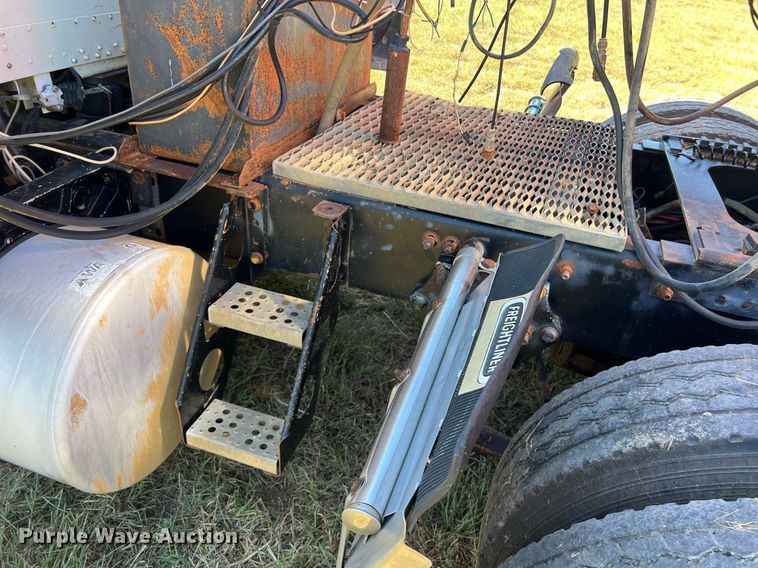 image for item DO2501 2000 Freightliner    semi truck