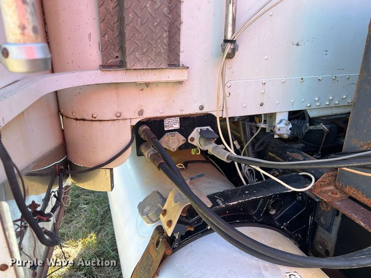 image for item DO2501 2000 Freightliner    semi truck