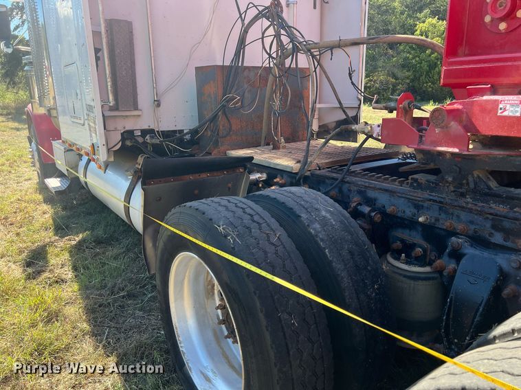 image for item DO2501 2000 Freightliner    semi truck