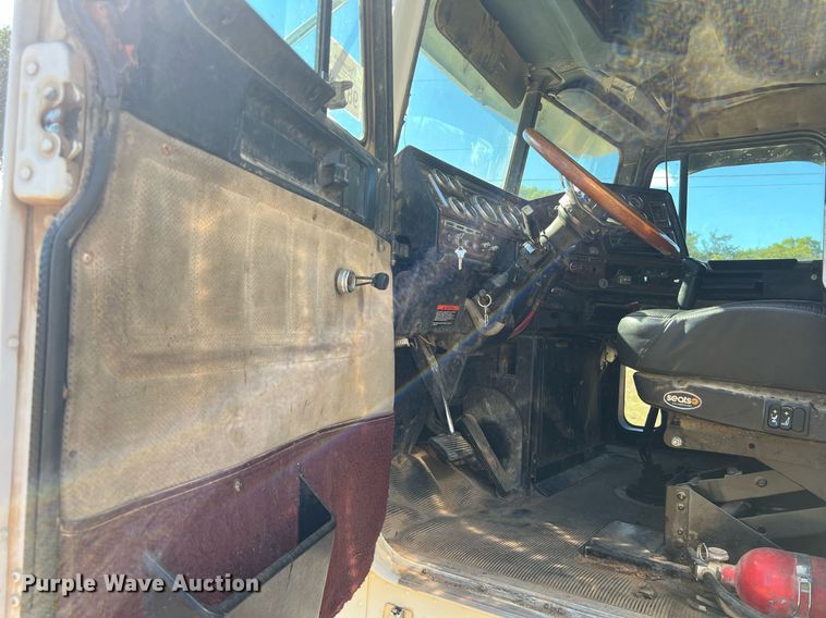 image for item DO2501 2000 Freightliner    semi truck