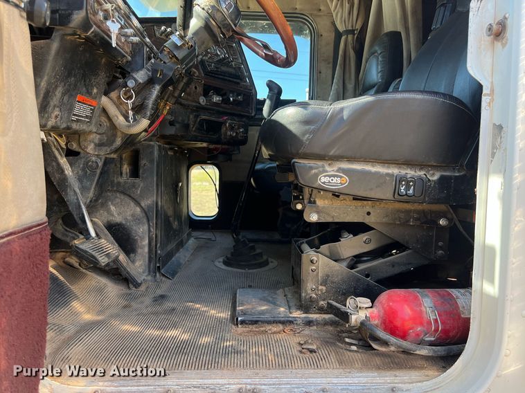 image for item DO2501 2000 Freightliner    semi truck