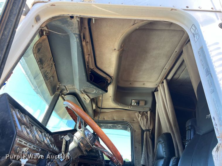 image for item DO2501 2000 Freightliner    semi truck