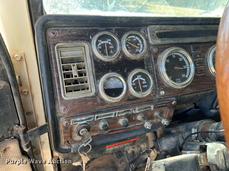 image for item DO2501 2000 Freightliner    semi truck