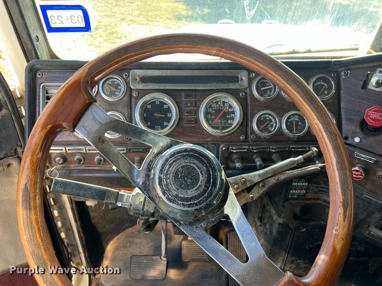 image for item DO2501 2000 Freightliner    semi truck