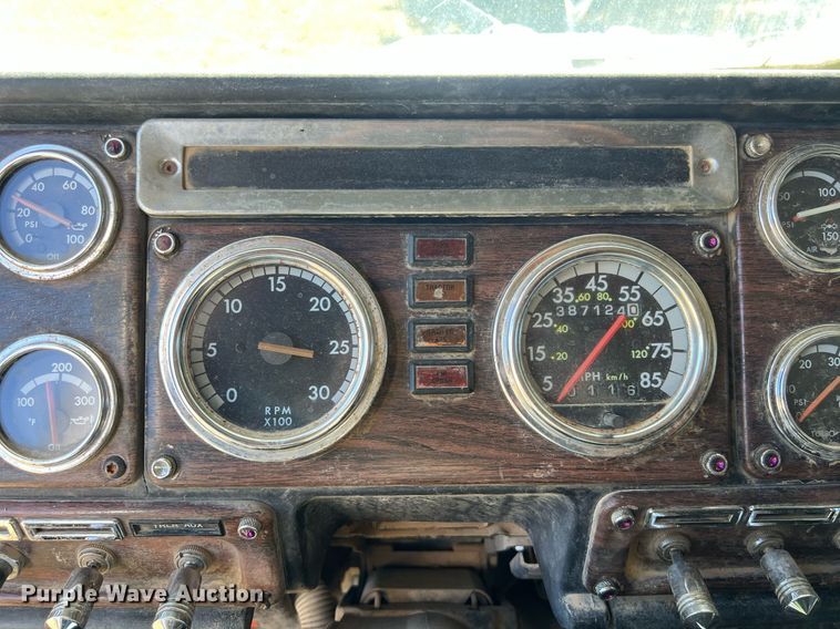 image for item DO2501 2000 Freightliner    semi truck