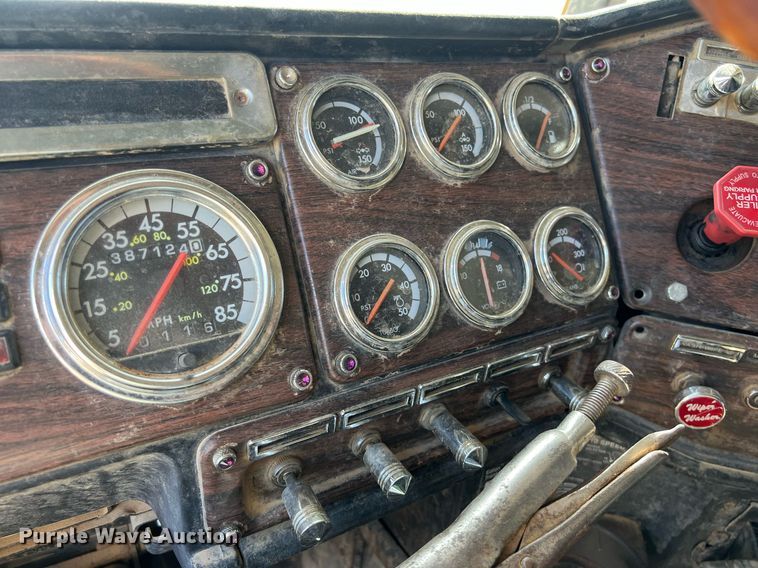 image for item DO2501 2000 Freightliner    semi truck