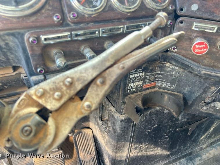 image for item DO2501 2000 Freightliner    semi truck