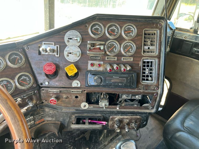 image for item DO2501 2000 Freightliner    semi truck