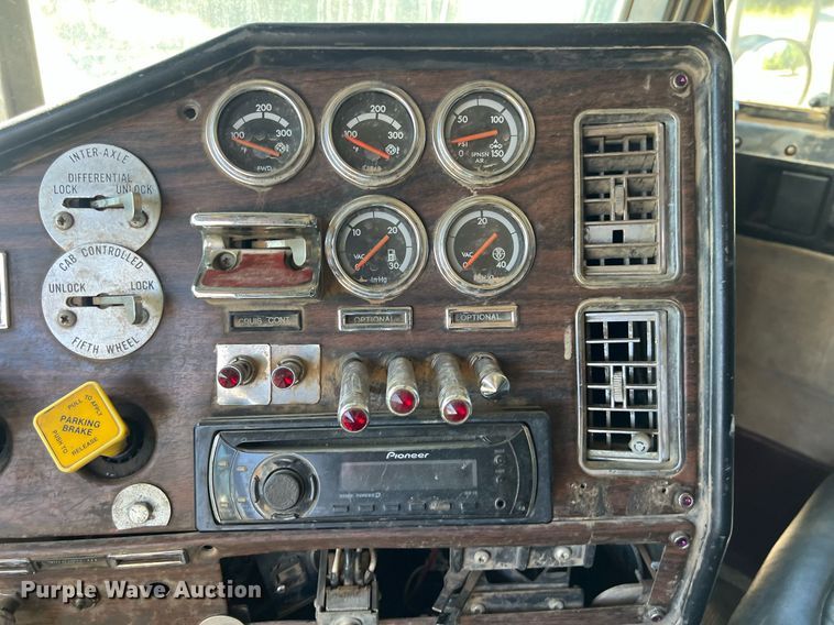 image for item DO2501 2000 Freightliner    semi truck