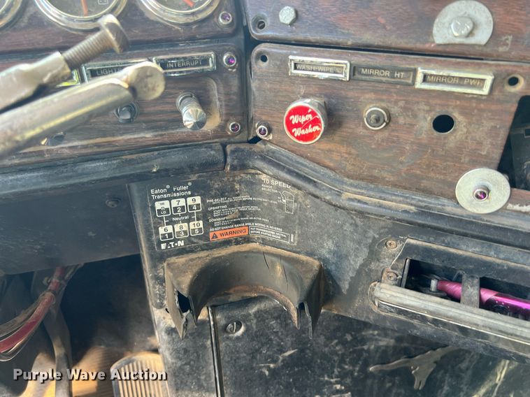 image for item DO2501 2000 Freightliner    semi truck