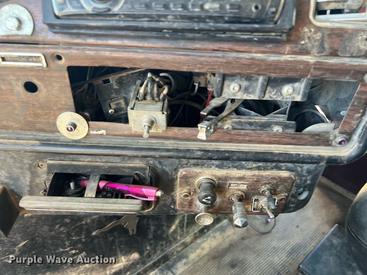 image for item DO2501 2000 Freightliner    semi truck