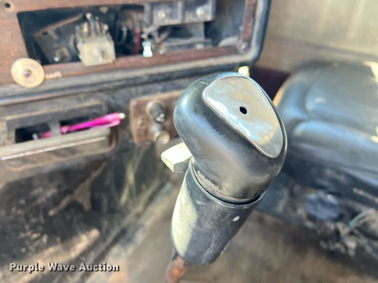 image for item DO2501 2000 Freightliner    semi truck