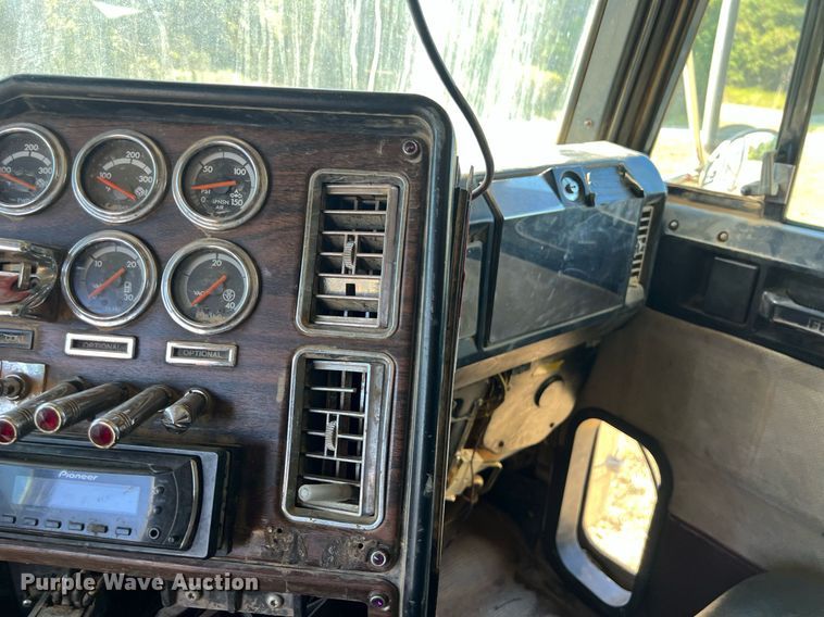 image for item DO2501 2000 Freightliner    semi truck