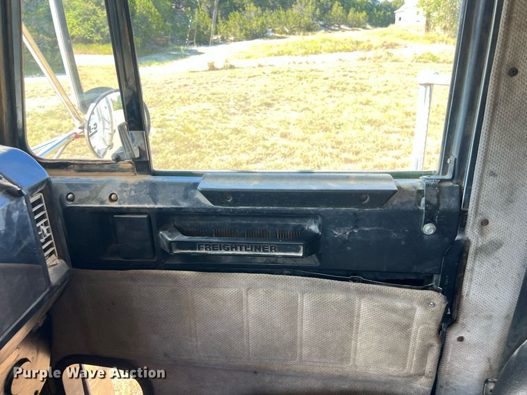 image for item DO2501 2000 Freightliner    semi truck