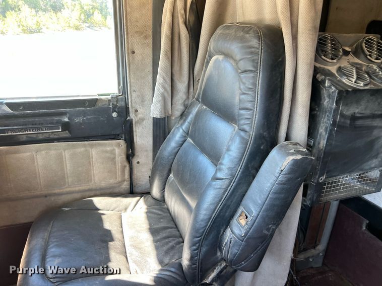 image for item DO2501 2000 Freightliner    semi truck