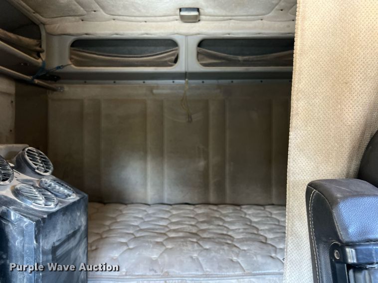 image for item DO2501 2000 Freightliner    semi truck