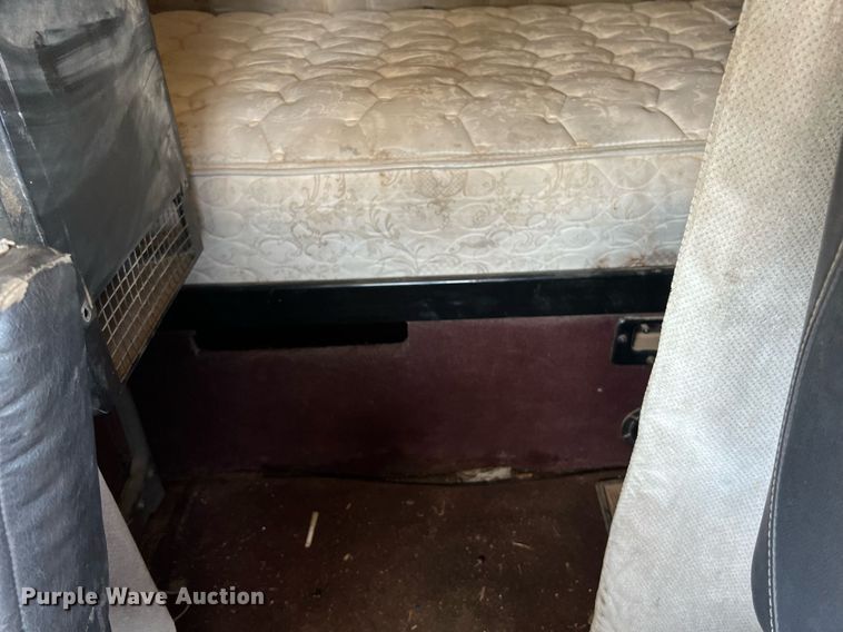 image for item DO2501 2000 Freightliner    semi truck