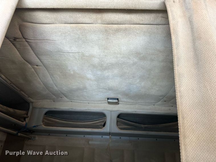 image for item DO2501 2000 Freightliner    semi truck