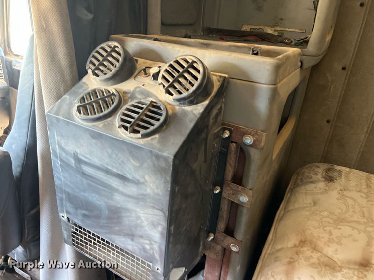 image for item DO2501 2000 Freightliner    semi truck