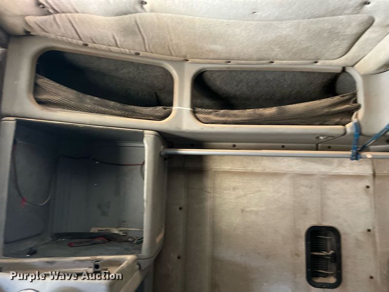 image for item DO2501 2000 Freightliner    semi truck