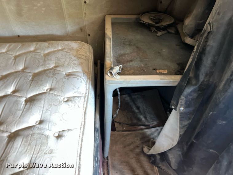 image for item DO2501 2000 Freightliner    semi truck