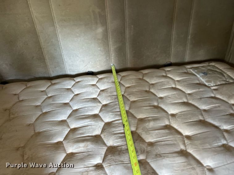 image for item DO2501 2000 Freightliner    semi truck