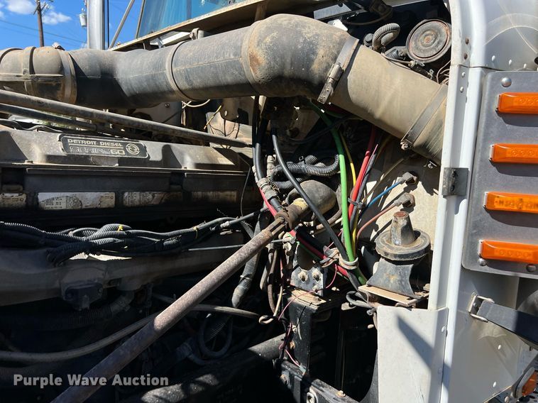 image for item DO2501 2000 Freightliner    semi truck