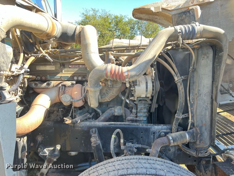 image for item DO2501 2000 Freightliner    semi truck