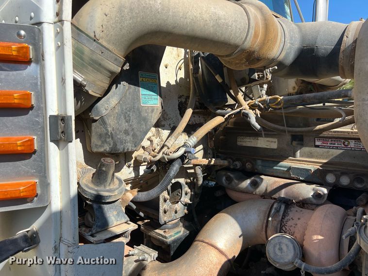 image for item DO2501 2000 Freightliner    semi truck