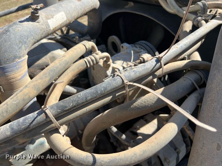 image for item DO2501 2000 Freightliner    semi truck