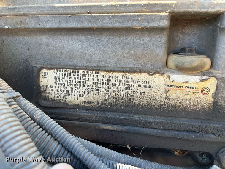 image for item DO2501 2000 Freightliner    semi truck