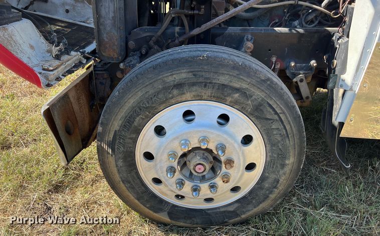 image for item DO2501 2000 Freightliner    semi truck