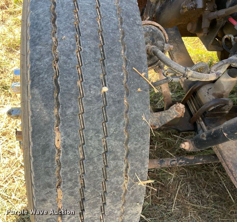 image for item DO2501 2000 Freightliner    semi truck