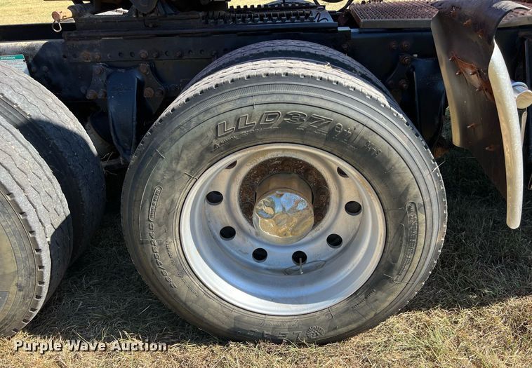 image for item DO2501 2000 Freightliner    semi truck