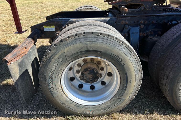 image for item DO2501 2000 Freightliner    semi truck