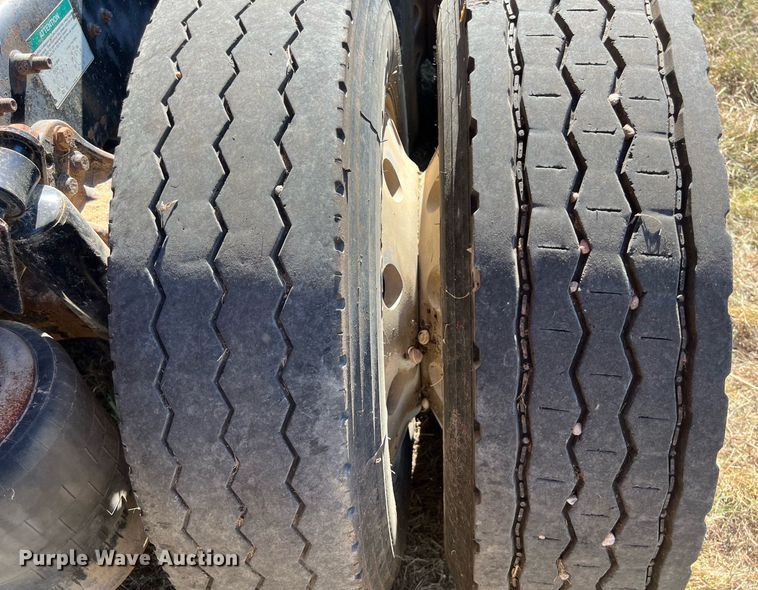 image for item DO2501 2000 Freightliner    semi truck