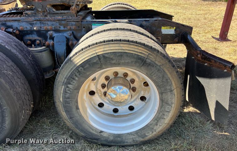 image for item DO2501 2000 Freightliner    semi truck