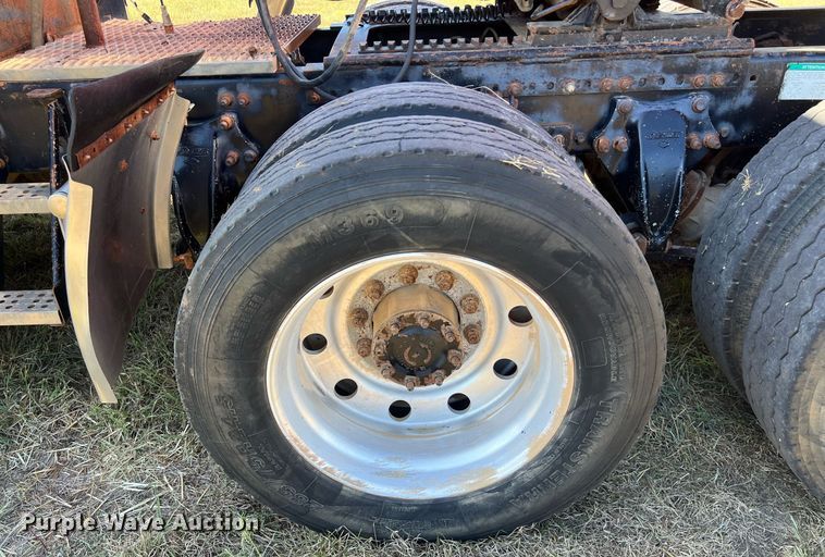 image for item DO2501 2000 Freightliner    semi truck