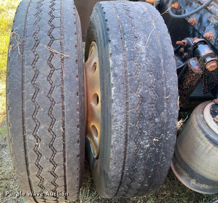 image for item DO2501 2000 Freightliner    semi truck