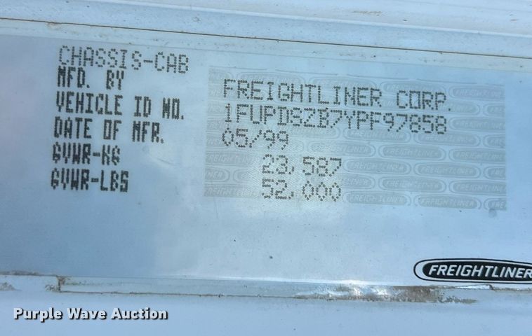 image for item DO2501 2000 Freightliner    semi truck