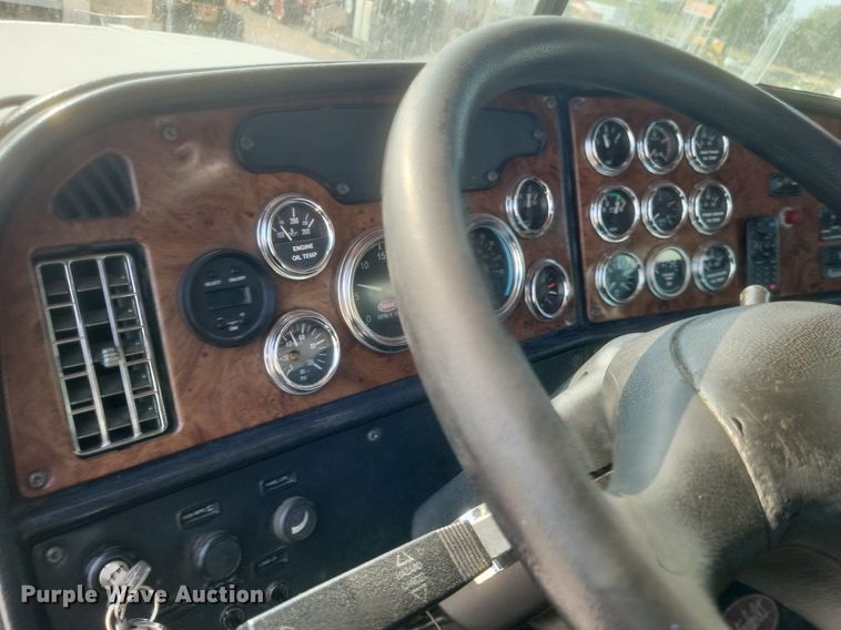 image for item DQ3642 2003 Peterbilt  378 semi truck