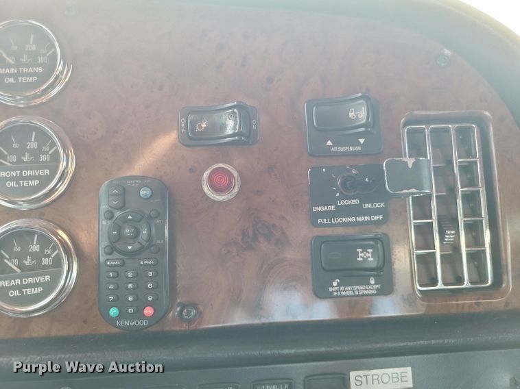 image for item DQ3642 2003 Peterbilt  378 semi truck