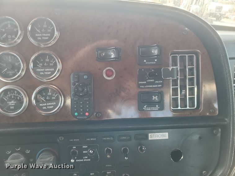 image for item DQ3642 2003 Peterbilt  378 semi truck