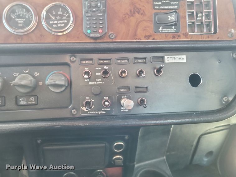 image for item DQ3642 2003 Peterbilt  378 semi truck